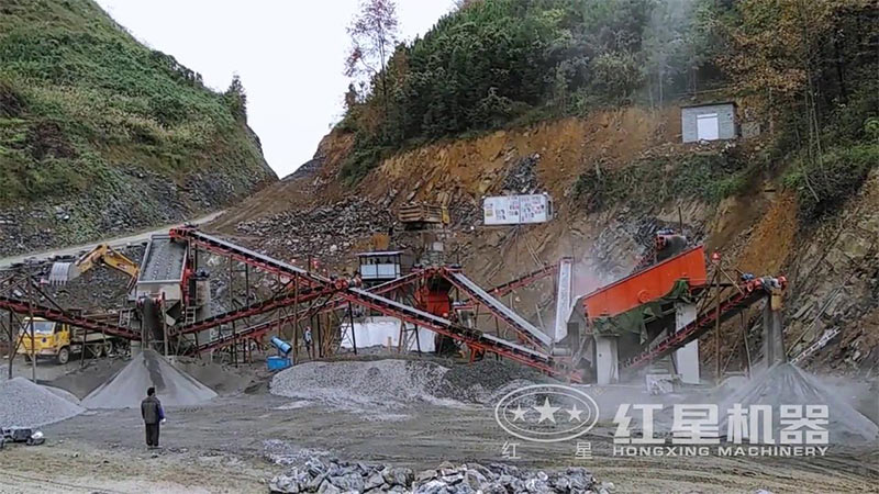 河南嵩縣時產100噸石灰石破碎加工生產現(xiàn)場