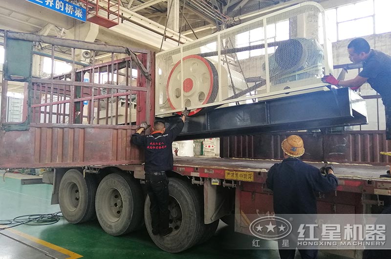 對(duì)輥制砂機(jī)裝車、準(zhǔn)備發(fā)貨