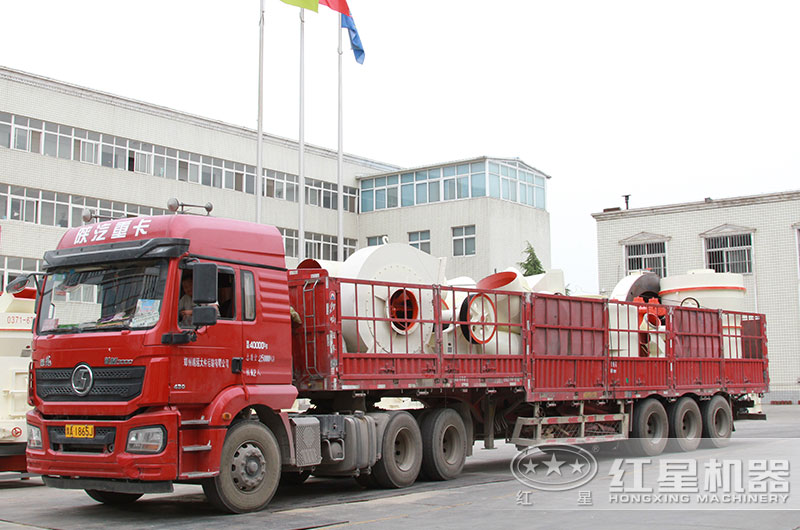石英石雷蒙磨粉機(jī)裝車(chē)發(fā)貨