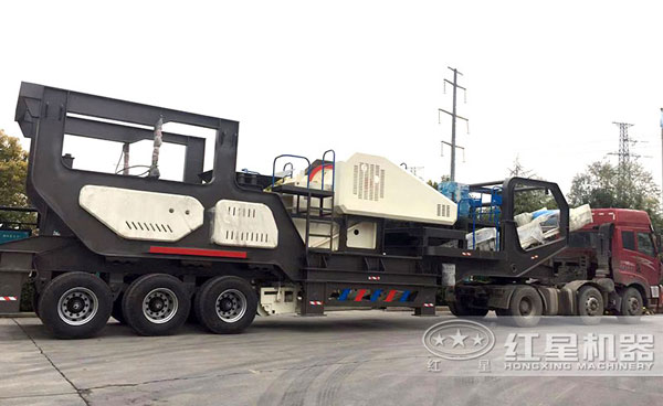 輪式流動砂石破碎車，高產(chǎn)、快捷，時產(chǎn)百噸毫無壓力
