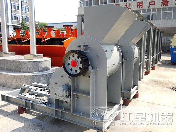 大塊煤怎么弄碎？無(wú)篩底雙級(jí)粉碎機(jī)來(lái)幫忙