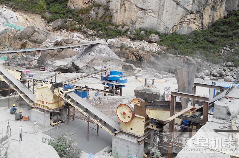 顎式破碎機(jī)、反擊破碎機(jī)、制沙機(jī)三機(jī)制沙現(xiàn)場(chǎng)