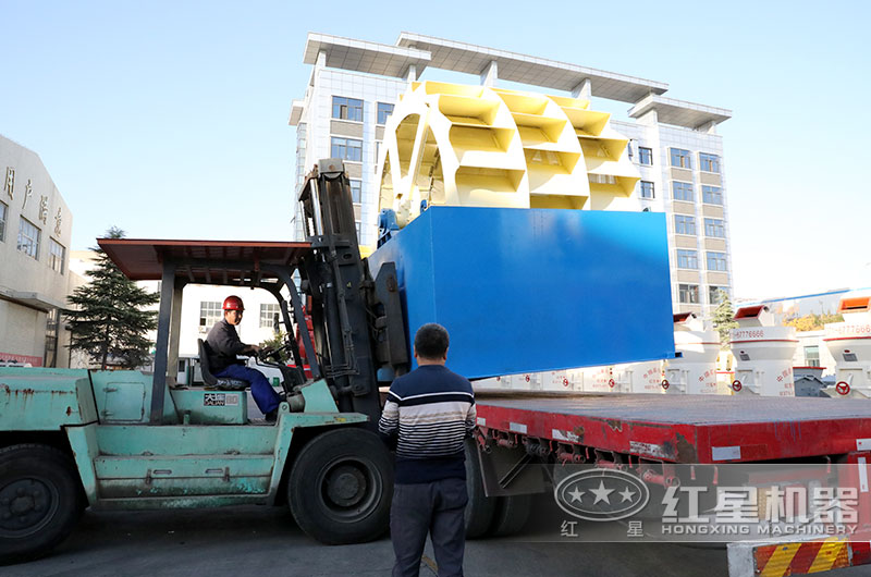 客戶(hù)輪式洗砂機(jī)裝車(chē)發(fā)貨現(xiàn)場(chǎng)