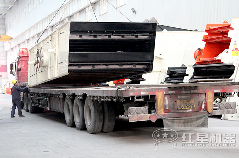 客戶訂購的振動(dòng)篩裝車中，準(zhǔn)備發(fā)貨